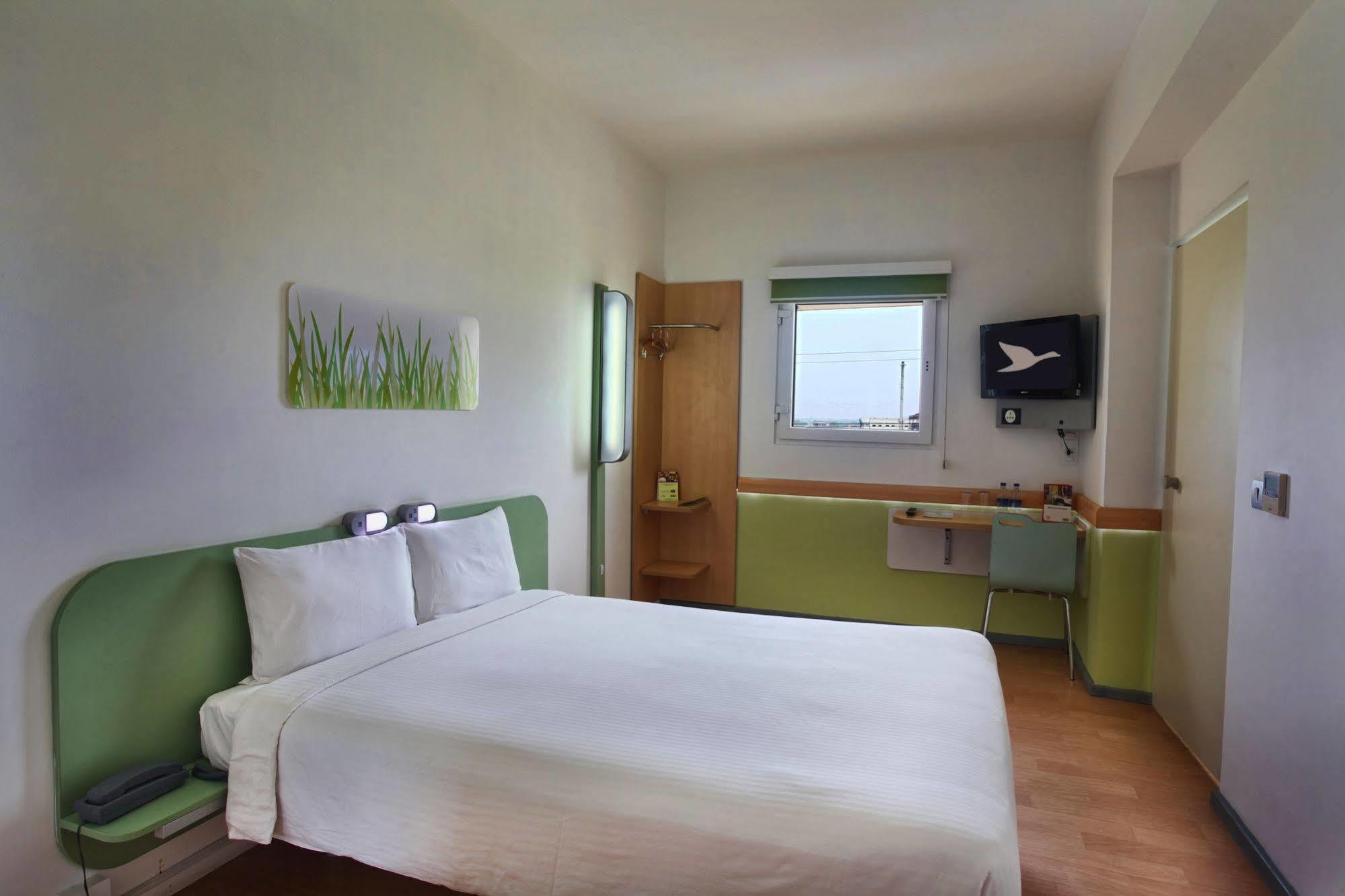 Hotel Caspia Pro Greater Noida Exterior photo